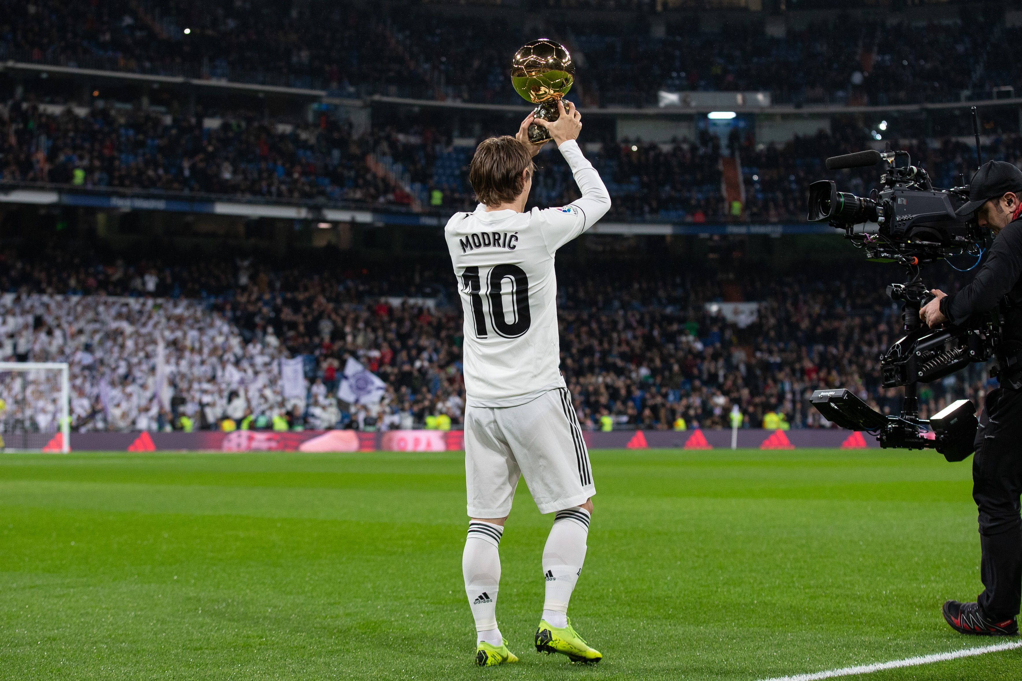 湖人消息：裁判报告出炉，老詹举动引群嘲，东契奇险被打