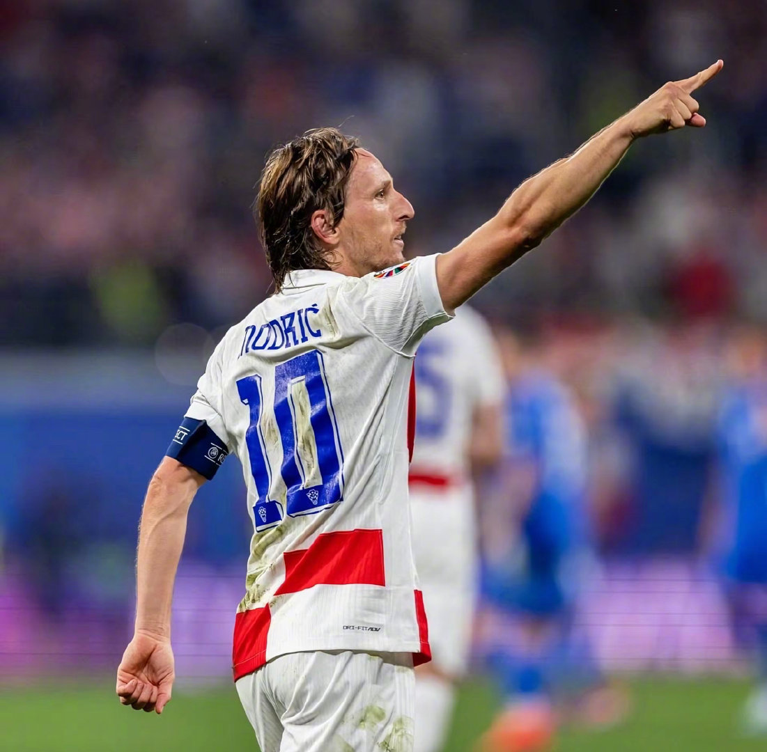 范佩西建议斯洛特重拾“冠军心”，蓝军高层要理解马雷斯卡的起伏